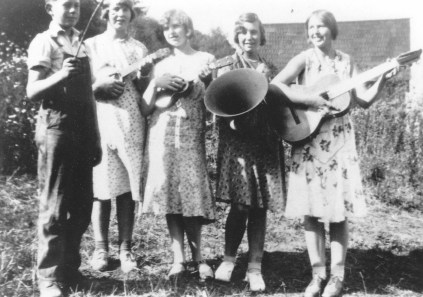 Eliz_Classmates_Nov1930